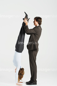 女性 横向き 全身 立ち姿 スーツ 倒立 の画像素材 写真素材なら