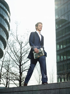 横向き 男性 全身 スーツ 歩く ミドルの男性 の画像素材 ビジネスパーソン ビジネスの写真素材ならイメージナビ