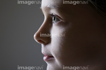 外国人 少女 横顔 の画像素材 構図 人物の写真素材ならイメージナビ