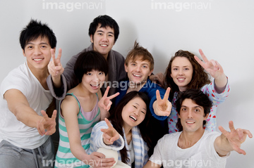 人物 構図 俯瞰 7人 笑う の画像素材 写真素材ならイメージナビ