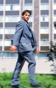 横向き 男性 全身 スーツ 歩く 忙しい の画像素材 家族 人間関係 人物の写真素材ならイメージナビ