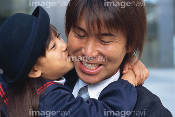 日本人 キス 小学生 の画像素材 家族 人間関係 人物の写真素材ならイメージナビ