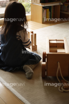 幼い 女の子 後ろ姿 ロングヘアー スカート の画像素材 日本人 人物の写真素材ならイメージナビ