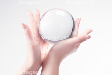 ボール 持つ 手 水晶玉 両手 の画像素材 エネルギー エコロジーの写真素材ならイメージナビ