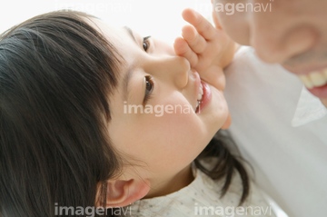 耳打ち の画像素材 行動 人物の写真素材ならイメージナビ