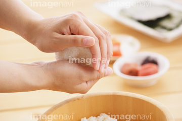 おにぎり 握る の画像素材 季節 形態別食べ物 食べ物の写真素材ならイメージナビ