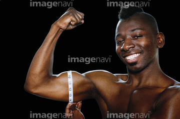 若い男性 筋肉 黒人 陽気 の画像素材 外国人 人物の写真素材ならイメージナビ