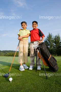 ゴルフ 男 若者 ゴルフウェア ゴルフ場 ヒスパニック の画像素材 写真素材ならイメージナビ