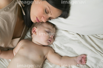 かわいい 赤ちゃん 子供 寝顔 白人 ロングヘアー の画像素材 家族 人間関係 人物の写真素材ならイメージナビ