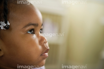 子供 横顔 見上げる 黒人 の画像素材 外国人 人物の写真素材ならイメージナビ