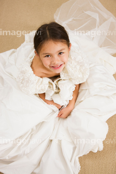 女の子 座る ドレス ウェディングドレス の画像素材 家族 人間関係 人物の写真素材ならイメージナビ