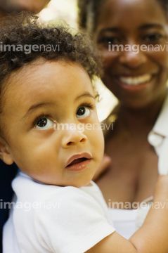 女性 上目遣い 赤ちゃん 子供 の画像素材 写真素材ならイメージナビ