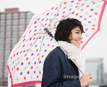 傘をさす 雨 横向き の画像素材 構図 人物の写真素材ならイメージナビ