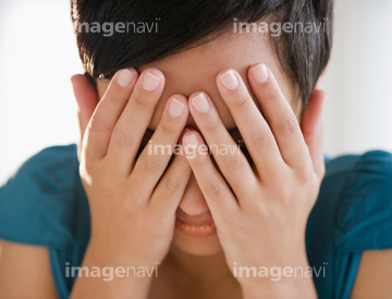 顔を覆う 手 の画像素材 年齢 人物の写真素材ならイメージナビ