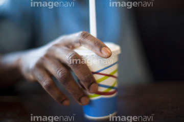 コップ 持つ 手 男性 1人 の画像素材 飲み物 食べ物の写真素材ならイメージナビ