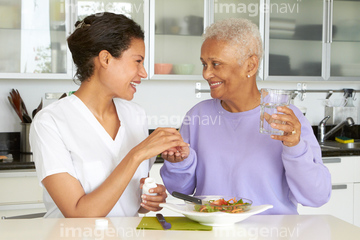 お年寄り 介護 外国人 アメリカ人 の画像素材 介護 福祉 医療 福祉の写真素材ならイメージナビ