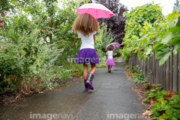 雨 歩く ゴム長靴 少女 の画像素材 写真素材ならイメージナビ