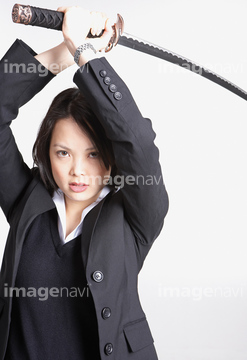 日本刀 若い女性 スーツ の画像素材 写真素材ならイメージナビ