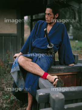 着物 若い男性 座る の画像素材 日本人 人物の写真素材ならイメージナビ