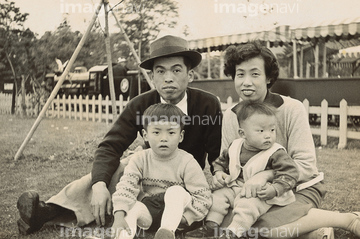 昭和 家族 4人 ロイヤリティフリー の画像素材 家族 人間関係 人物の写真素材ならイメージナビ