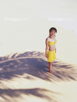 俯瞰撮影 人物 見上げる 夏 茶色 の画像素材 構図 人物の写真素材ならイメージナビ