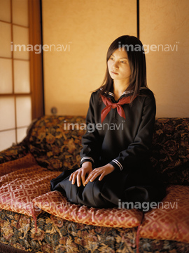セーラー服 座る の画像素材 日本人 人物の写真素材ならイメージナビ