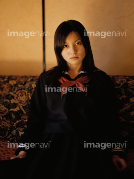 セーラー服 座る の画像素材 日本人 人物の写真素材ならイメージナビ