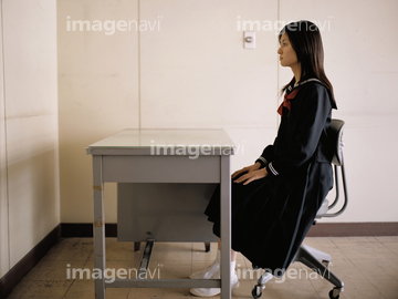 セーラー服 座る 椅子 の画像素材 日本人 人物の写真素材ならイメージナビ