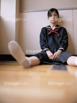 セーラー服 座る の画像素材 日本人 人物の写真素材ならイメージナビ