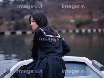 セーラー服 座る の画像素材 日本人 人物の写真素材ならイメージナビ