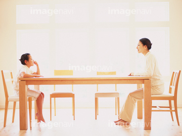 テーブル ２人 向かい合う 全身 児童 の画像素材 住宅 インテリアの写真素材ならイメージナビ
