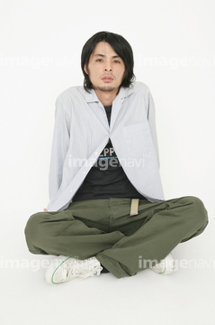 人物 日本人 男性 若者 全身 座る あぐら 足を組む 見る の画像素材 写真素材ならイメージナビ