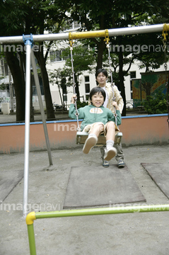 ライフスタイル 学校生活 遊具で遊ぶ子供 ブランコ 2人 の画像素材 写真素材ならイメージナビ
