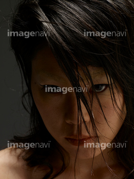 睨む 若い女性 の画像素材 年齢 人物の写真素材ならイメージナビ