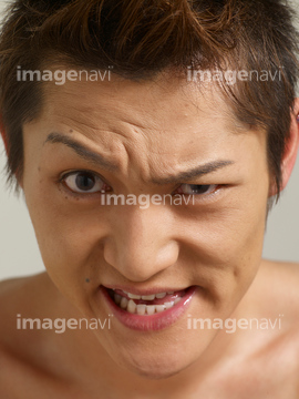 睨む