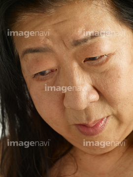 女性 ぽっちゃり 日本人 年配の女性 の画像素材 年齢 人物の写真素材ならイメージナビ