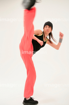 女 蹴り 蹴り上げる の画像素材 球技 スポーツの写真素材ならイメージナビ