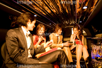 車 若い男性 日本人 ドレス の画像素材 お祝い事 弔事 ライフスタイルの写真素材ならイメージナビ