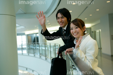 手を振る 2人 若者 の画像素材 構図 人物の写真素材ならイメージナビ