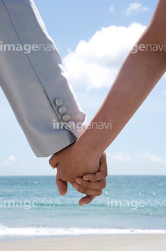 手つなぎ 後ろ姿 晴れ の画像素材 行動 人物の写真素材ならイメージナビ