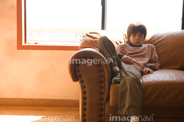 ソファ 座る 正面 全身 立て膝 の画像素材 感情 人物の写真素材ならイメージナビ