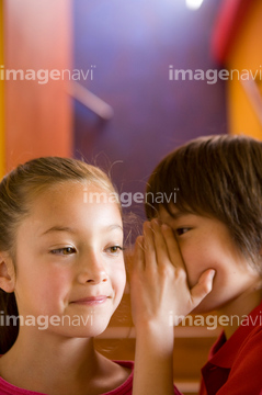 耳打ち の画像素材 行動 人物の写真素材ならイメージナビ