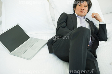 寝転ぶ 1人 スーツ の画像素材 日本人 人物の写真素材ならイメージナビ