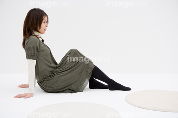 スカート 座る 立て膝 の画像素材 家族 人間関係 人物の写真素材ならイメージナビ