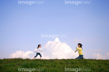 走る 横向き 女性 全身 幼児 の画像素材 行動 人物の写真素材ならイメージナビ