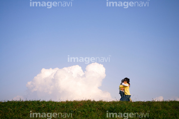 走る 横向き 女性 全身 幼児 の画像素材 行動 人物の写真素材ならイメージナビ