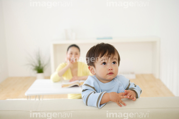 女性 上目遣い リラックス 赤ちゃん 子供 の画像素材 写真素材ならイメージナビ