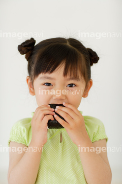 おにぎり 食べる の画像素材 行動 人物の写真素材ならイメージナビ