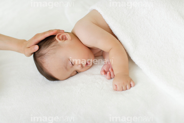 赤ちゃん 頭を撫でる の画像素材 家族 人間関係 人物の写真素材ならイメージナビ