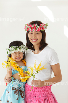 グロリオサ 花 花かんむり の画像素材 家族 人間関係 人物の写真素材ならイメージナビ